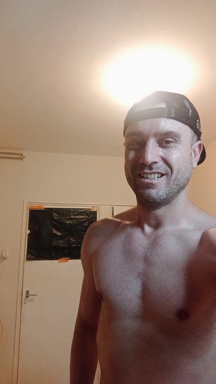 Jonnyjo: Un garçon sexy montre un banc