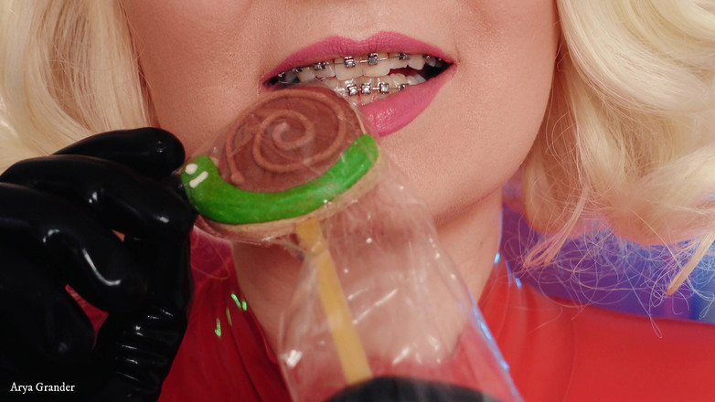 Arya Grander: Potravinový fetiš: lízání video latexové blondýnky