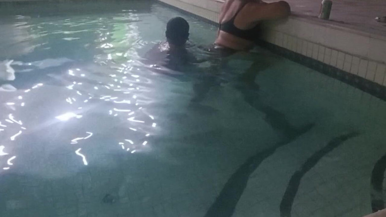 Milfta boohot: Fetiș cu picioare mama mea vitregă le expune în piscina hotelului