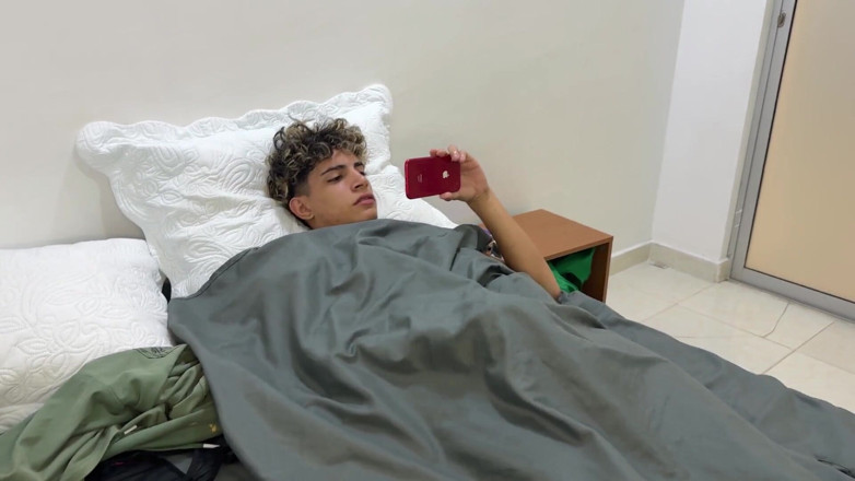 katyJay: La matrigna Culona scopre che il figliastro si masturba e...