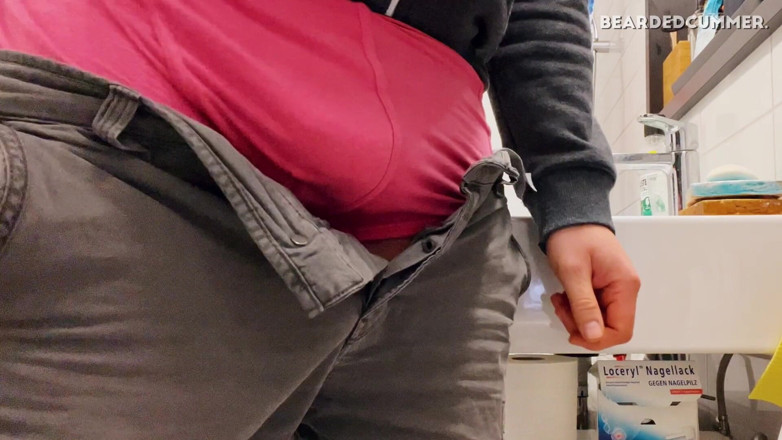 Beardedcummer: Typ pisst in seine hand