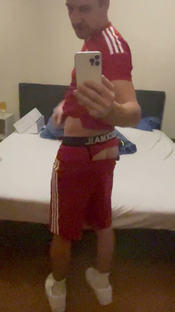 Fitlevi: Sportboy aftrekkende voetbaloutfit