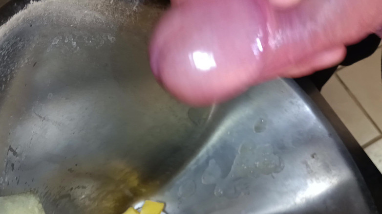 Rockardglans: Dua spema di urinoir closeup, cewek ini lagi asik muasin...