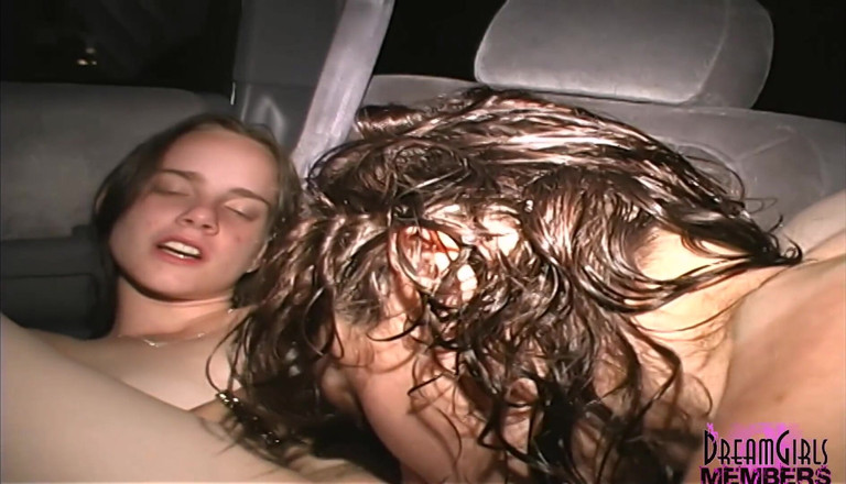 Dream Girls: Dos chicas del club follan en mi asiento trasero
