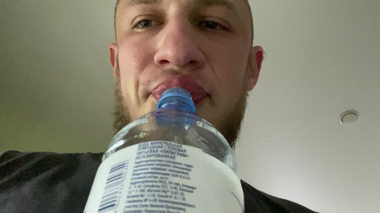 Hunky time: Alpha Wypełnia Butelkę Śliną (niesmakiem)