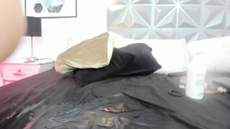 Anahii Ruiz: Грудаста татуйована латина катається на своєму ділдо і грає зі своєю мокрою пиздою