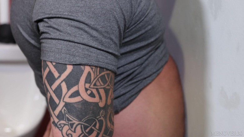 Pride studios: Menover30 trifft mich am gloryhole