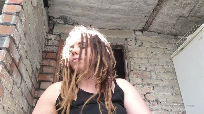Goddess Kinx: Kouření jedné krabičky Malbro Red za jednu hodinu