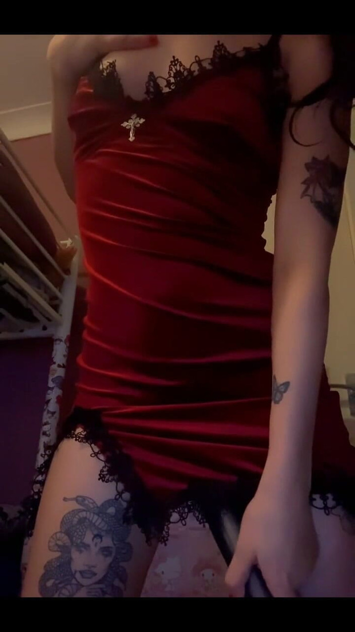 Bunny and The BBC Bull: Une baguette magique squirte dans une robe rouge