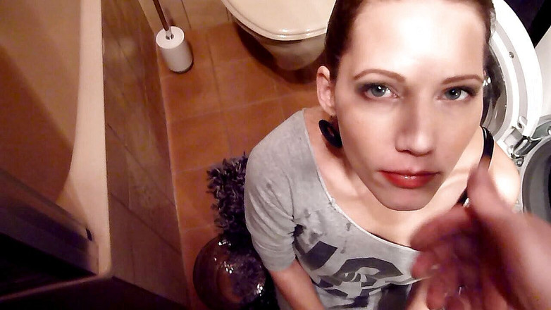 Vengalo: 小便厕所被vengalo填满嘴巴