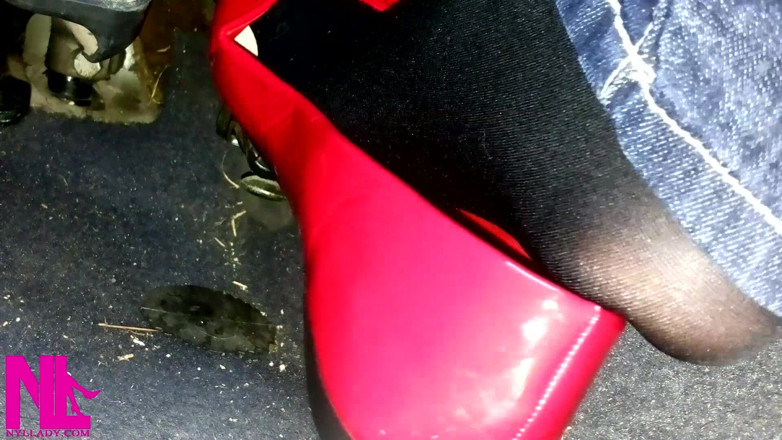 Nyllady: Pedal laal petent phlaits men mere hosd pairon ko panp...