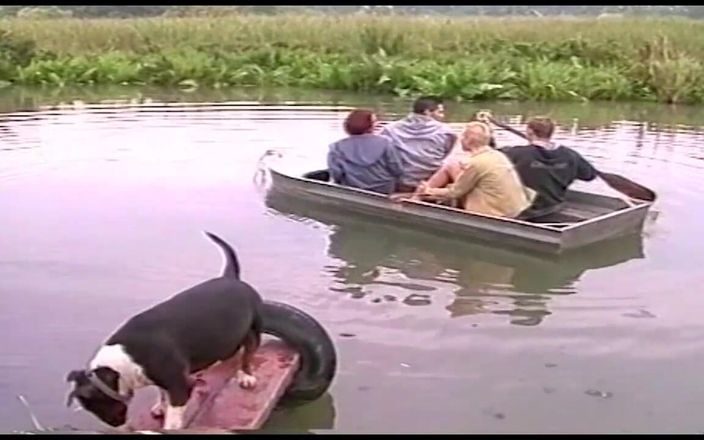 Deutschland porn: Dos parejas amateurs cachondas follan en un barco en medio...
