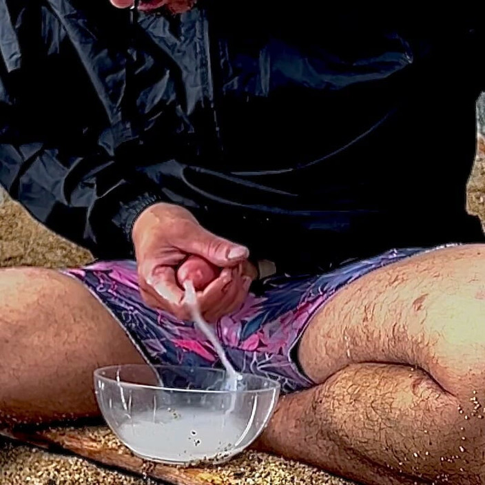 Hyperspermia: Я на пляже и собираю всю эякуляцию в миску