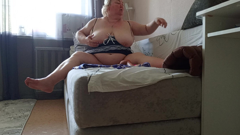 Zona901: Insatiable Girlfriend Masturbates Her Big Pussy with Her Sex Toys