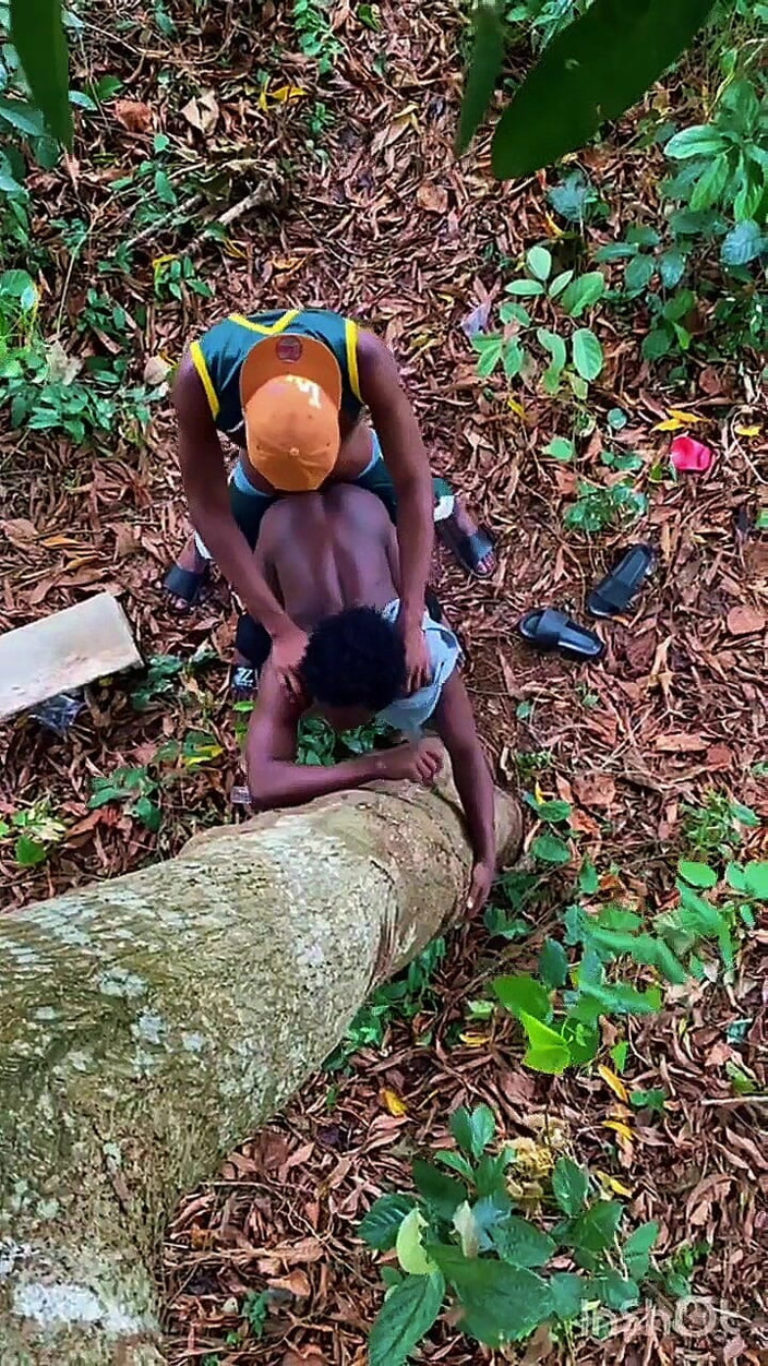 BLACKSHOOTERR: Due Uomini Sotto Il Cespuglio Scopano L'albero
