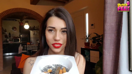 Smokin Fetish: Gagica italiană atrăgătoare Petra adoră trabucurile