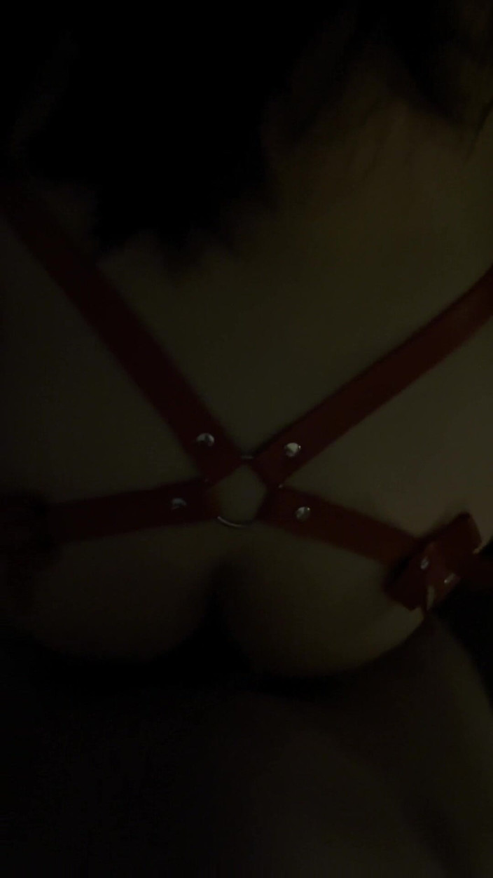 AsianHoneyAss: Vášnivý sex zezadu proti oknem hotelu, Kožená Cosplay