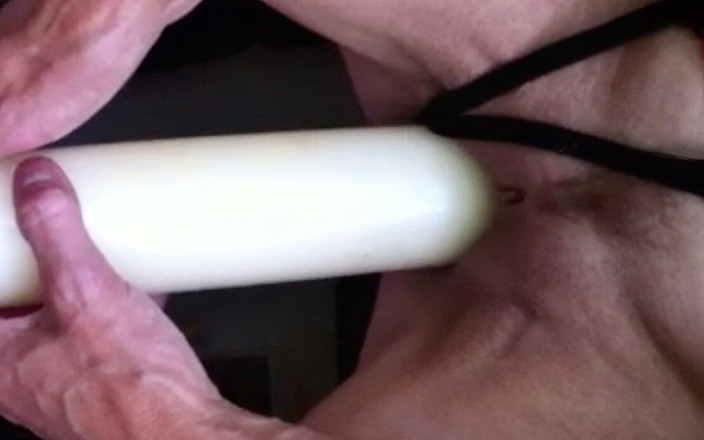 Triple AAA: Assistindo ela bater uma vela enorme dentro de sua buceta...