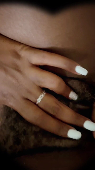 Noblelove: Giocando con la figa a tarda notte