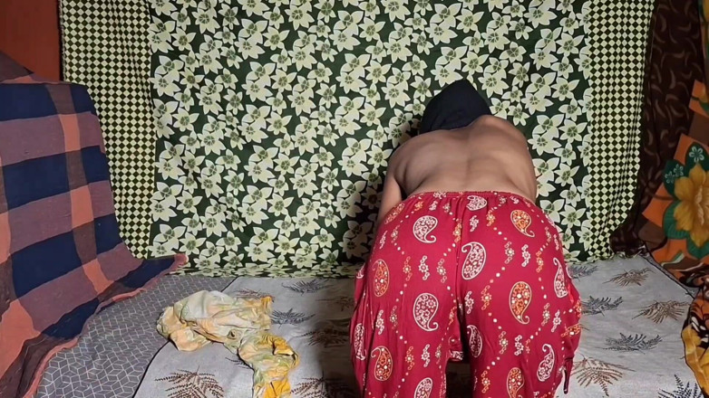 Desi step mom: 노란색 드레스를 입고 섹시한 시누이를 따먹어, 침대에서 도기 스타일로 풀 스로틀링