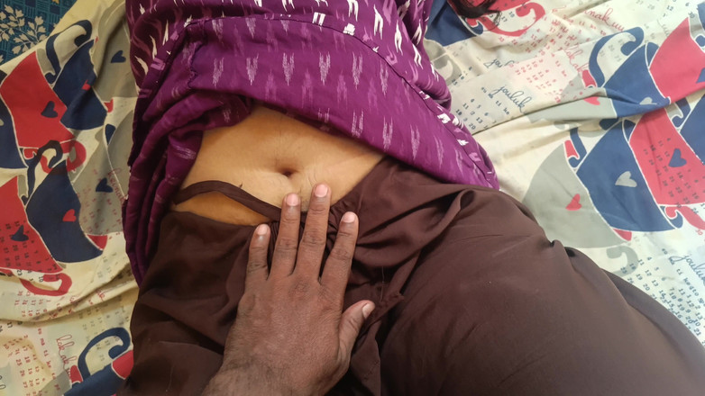 Pushpa studio: धोखेबाज गृहिणी बिस्तर में चुदाई कर रही है