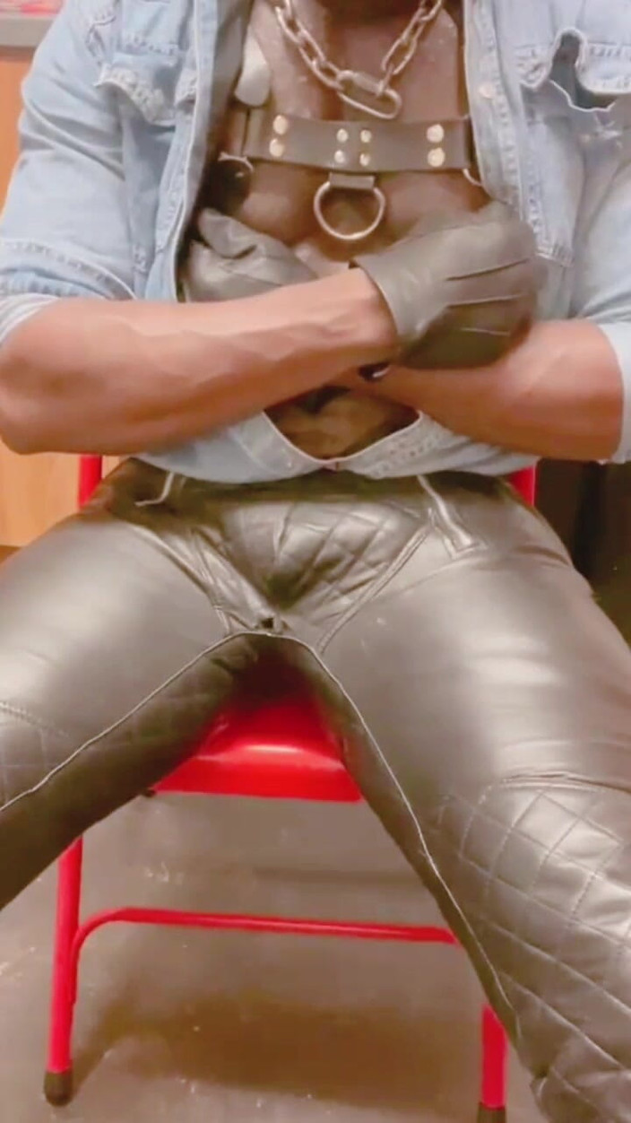 Black mature kinky muscle: Läder muskel styvfar solo titplay