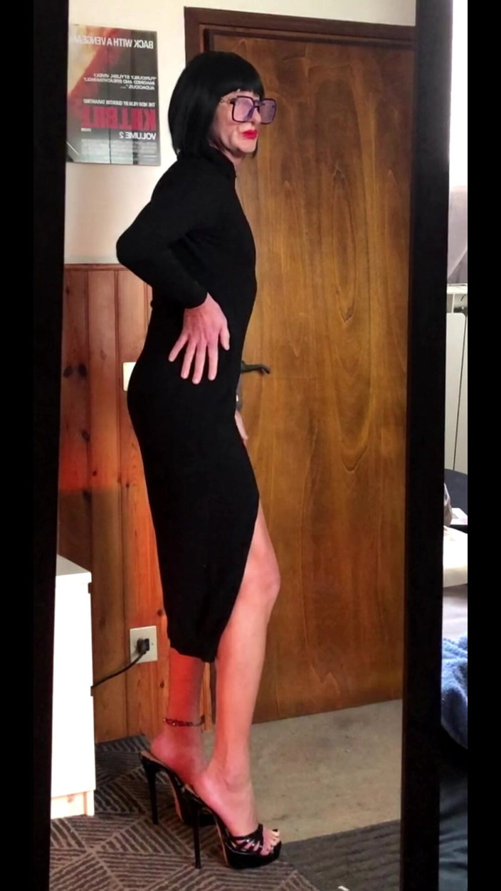 Andreina Naty: 매우 높은 하이힐을 신고 걷기 테스트