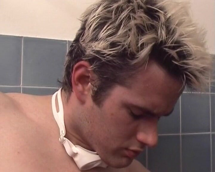 Videos Francaises: フランスからの赤毛の義理の子が2本のチンポで遊んでいる