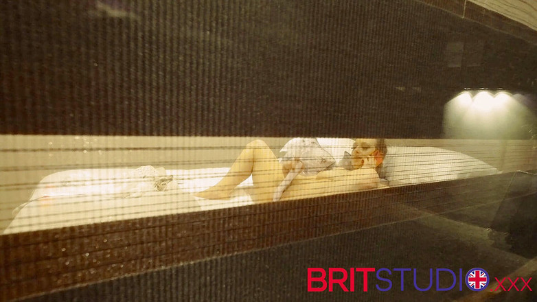 Brit Studio: Du ser din granne onanera