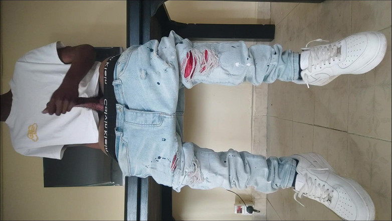 Gay black steel Africa: Чорний з величезним членом у вуличній одязі дрочить і кінчає (4)