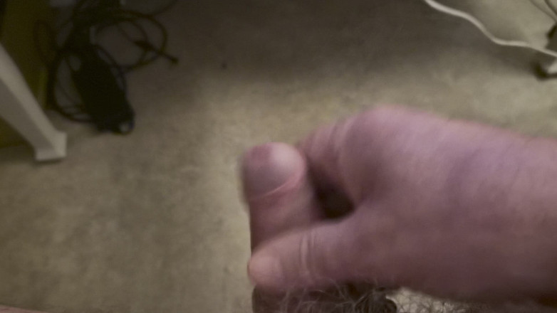 Pellefnatt: Mon ami s’assoit sur une chaise et branle sa bite...