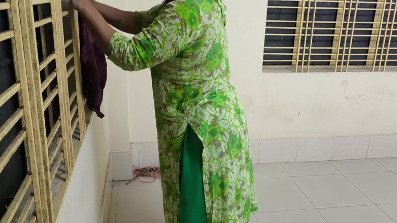 SAFI TV: 我突然看到我的年长的继妹在打扫我的房间，但我拥抱了她，并开始操她的屁股