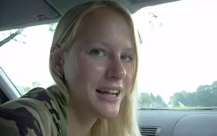 Blondehexe: Blowjob Im Auto