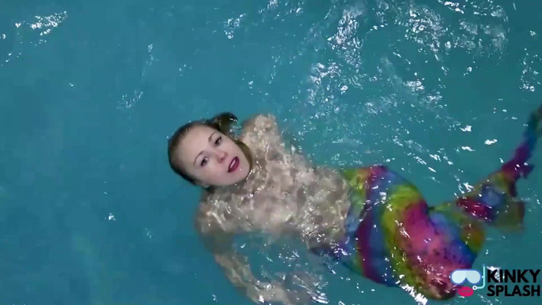 UKCuteGirl Lucy Lauren: Captive Mermaid mengusik awak di kolam