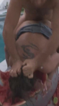 Incredibile trio vicino alla piscina