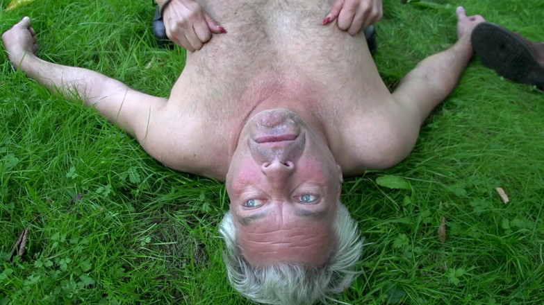 German Porn: Blondă tatuată în aer liber dp futai festival