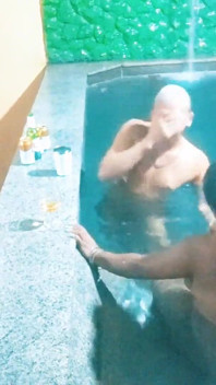 Depois da piscina, minha cunhada se deitou comigo, fomos para a banheira e até lá ela me chupou