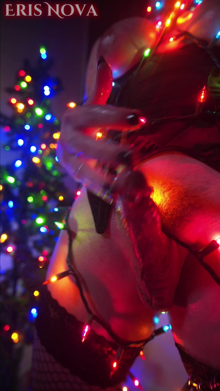 Eris Nova: Eris Nova honí zabalená do vánočních světel