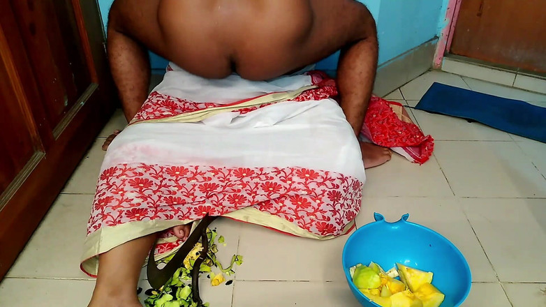 Aria Mia: Üvey anne sebze doğrarken aniden göğsünden sari düştü büyük memeler...