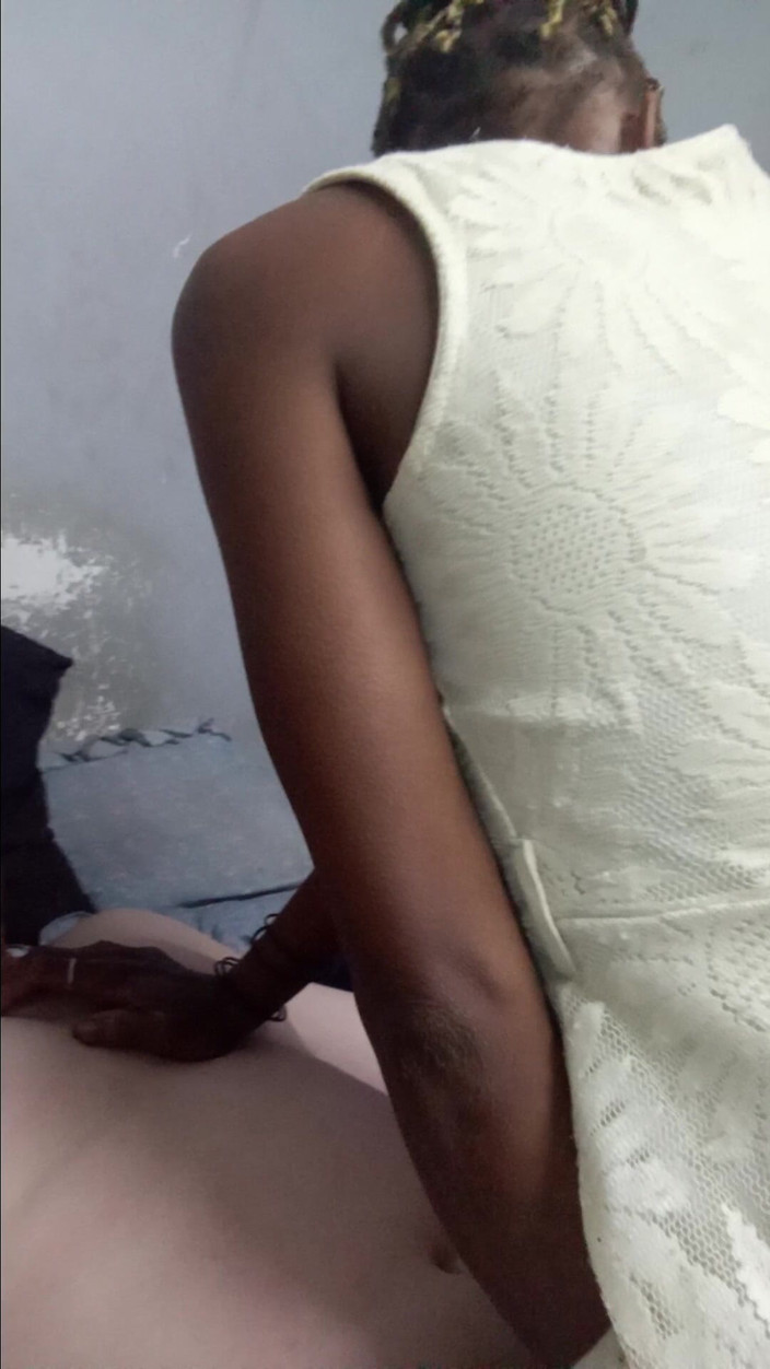 hothouse18xxx: 头发辫子的黑人女孩吮吸爸爸的鸡巴并骑着他，穿着yello礼服