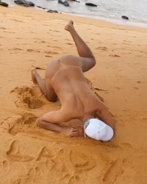 Ladysilvas: Ladysilva lagi asik pamer pantat bahenolnya sambil bugil di pantai...