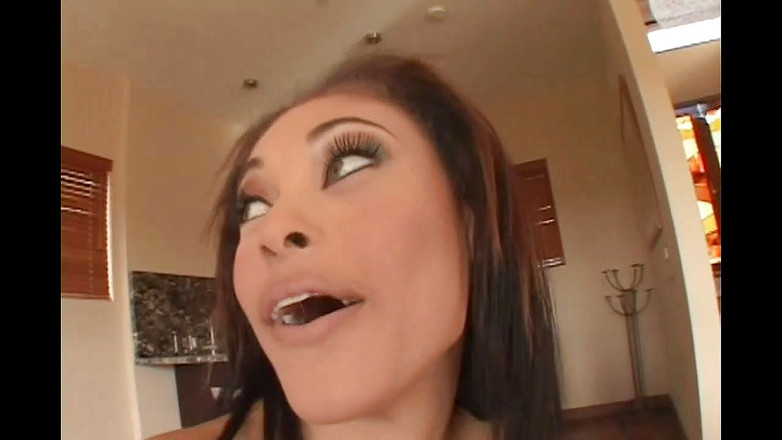 Black Sinner: Une petite Asiatique aux seins se fait baiser par une...