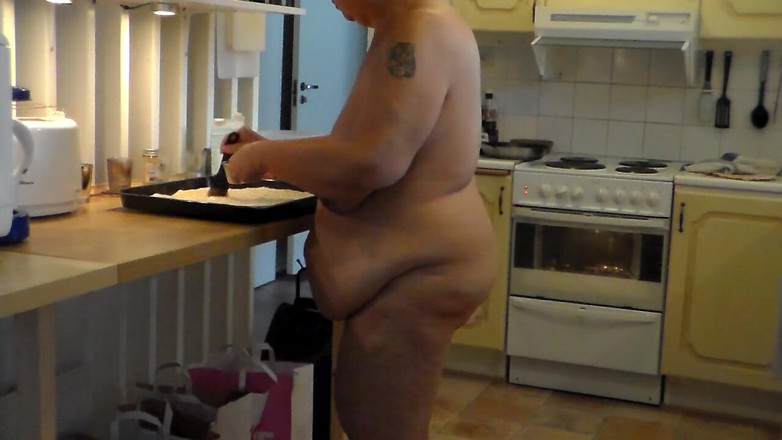 Sex hub couple: Jen is all nude and baking