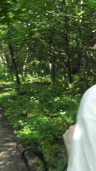 Fată perversă care se și urinează într-un parc