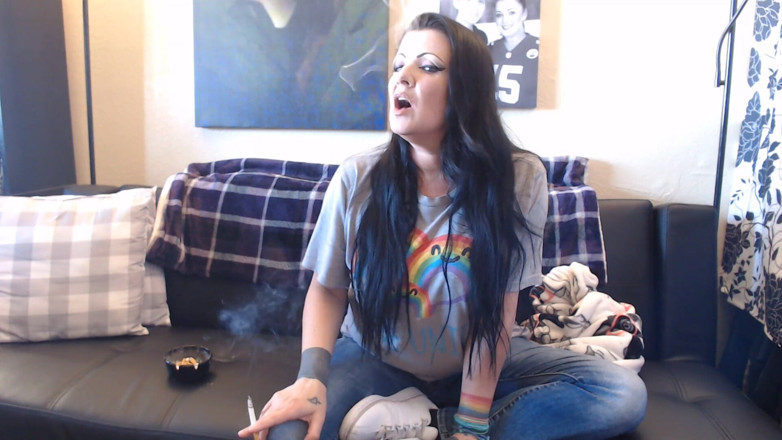 Abby Anna: Mocking the obsessed smoke lover