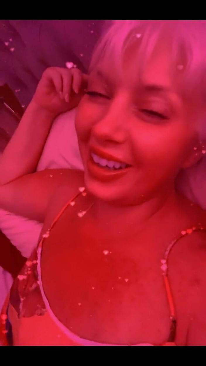 PaintedRose: Ai ở trên?