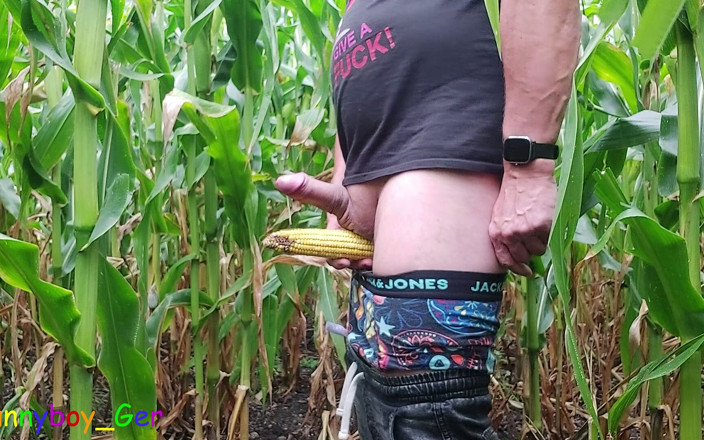 Funnyboy-Ger: Un mec sexy pisse dans un champ de maïs, se...