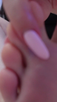 Cette maîtresse russe te mettra à ta place ! Masturbation masturbation et fétichisme des pieds