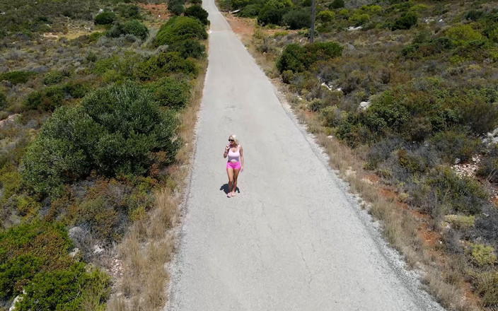 AproductionA: Caroneira mijando 3 vezes fora da janela de um carro em...