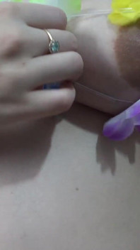 Scoreggia e mi masturbo con un costume cosplay hawaiana e mostgo cosa c'è sotto la mia gonna